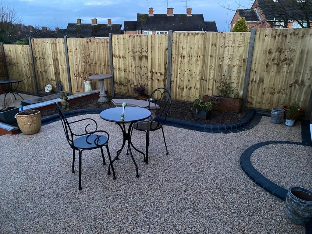 Resin bound garden area with curved charcoal edging and planting